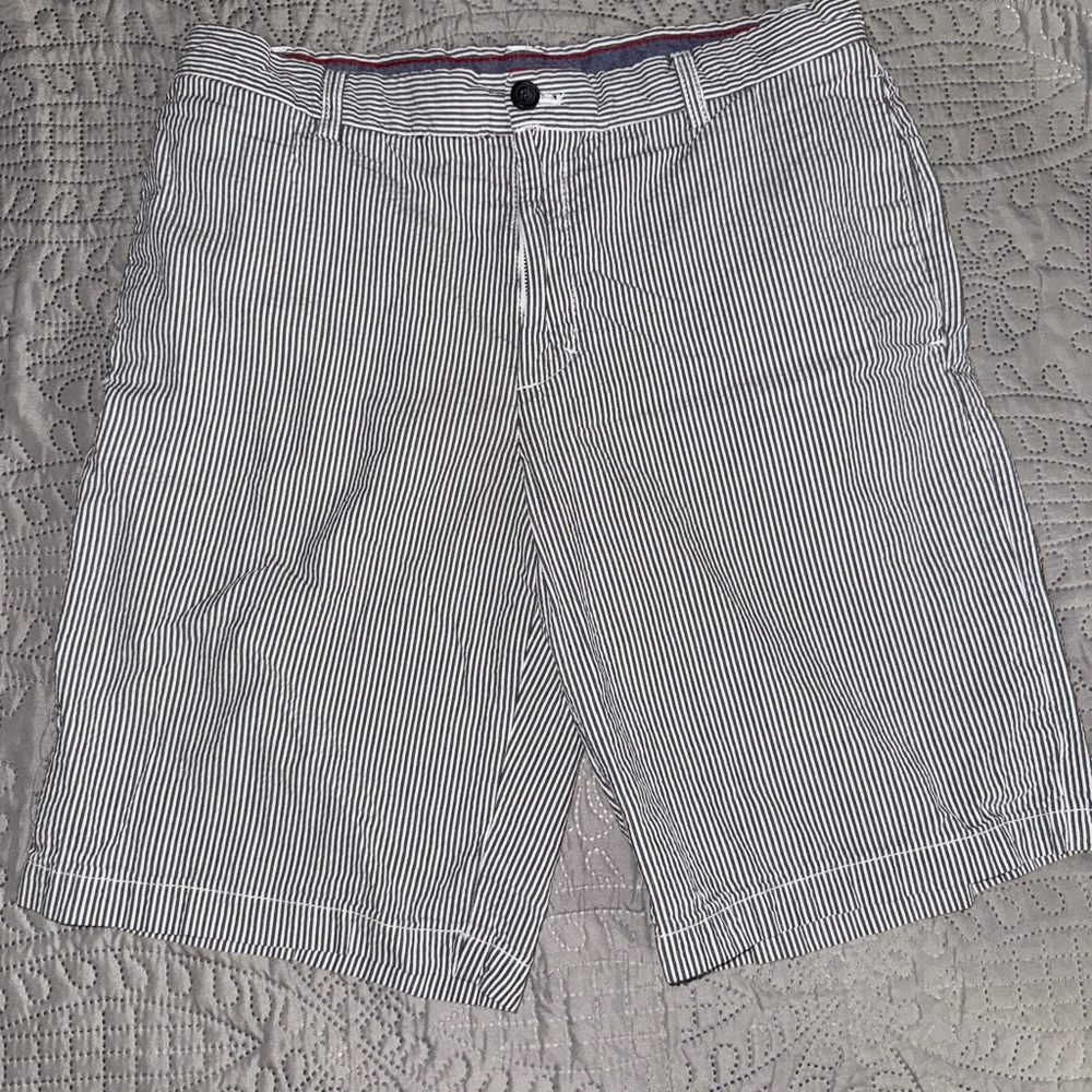 Izod Men's Striped Seer Sucker Flat Front Shorts